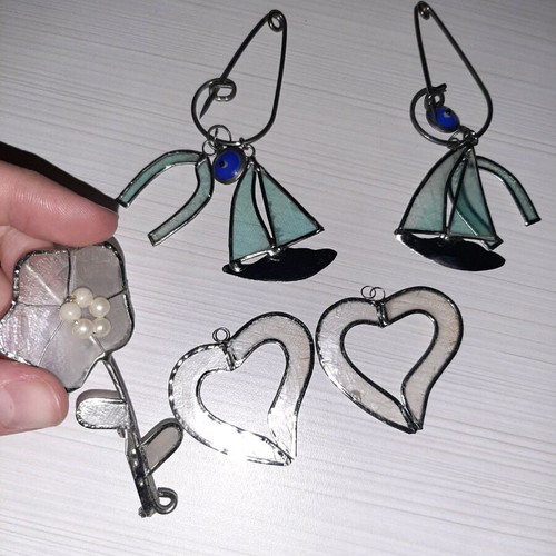 Safety pins and hanging hearts like new, set of 5 pieces