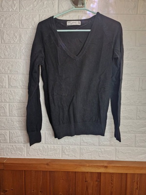 Zara V-neck sweater like new, black, size L