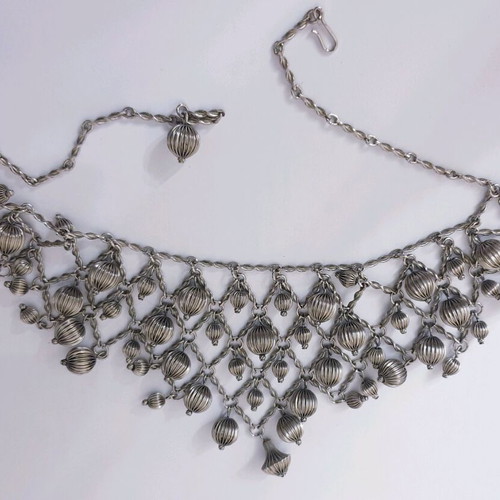 Women's necklace modern silver color like new