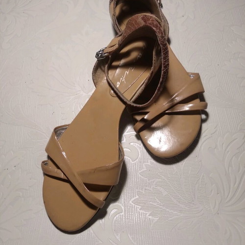 Low sandals used, leather and patent leather, size 37, beige