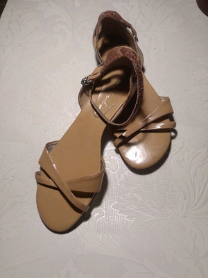 Low sandals used, leather and patent leather, size 37, beige