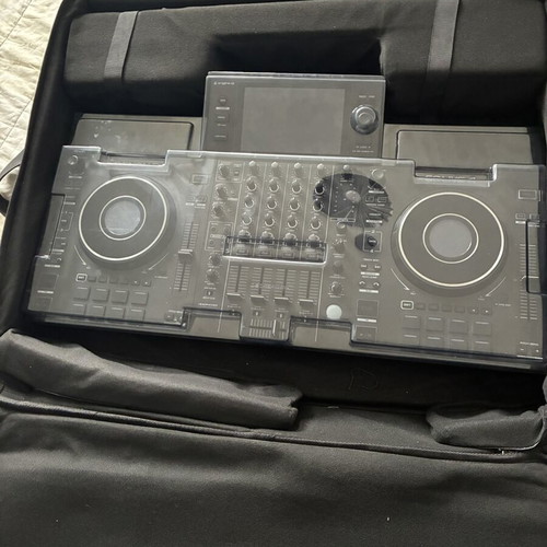 Denon SC Live 4 DJ Controller like new with carrying bag and cover