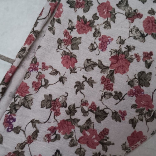 Scarf triangular shape like new, beige and red