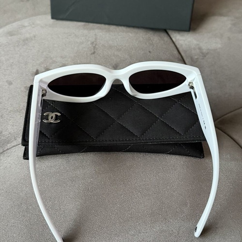 Chanel sunglasses new, black and white