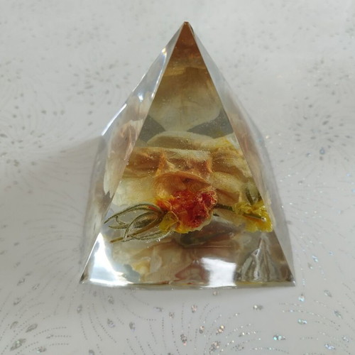 Decorative pyramid of liquid glass with real flower 10x10 cm