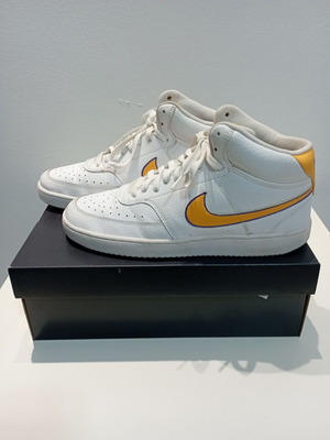 Nike Court Vision Mid Lakers σαν καινούργιο, μέγεθος 44.5, κίτρινο και μωβ