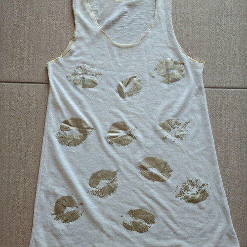 White sleeveless T-shirt with gold kisses design