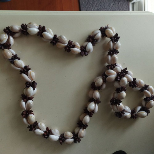 Necklaces from real shells like new, pack of 4 with handmade wooden vessel