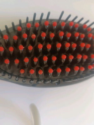 Malian hair straightening brush used