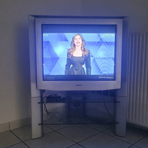 Sony Trinitron KV-34FQ75D TV like new with stand and decoder