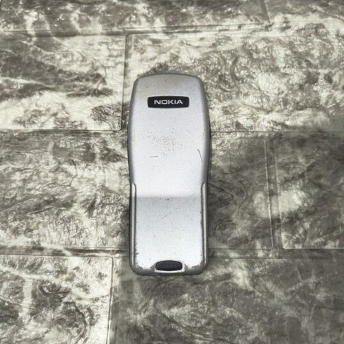 Nokia 3210 phone without battery, unknown functionality
