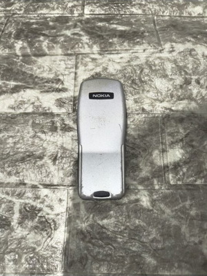 Nokia 3210 phone without battery, unknown functionality