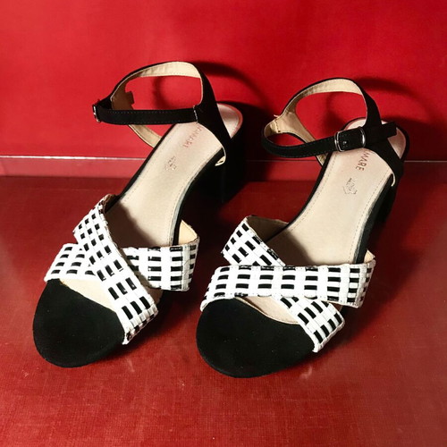 Maria Mare sandals size 38 like new, black and white