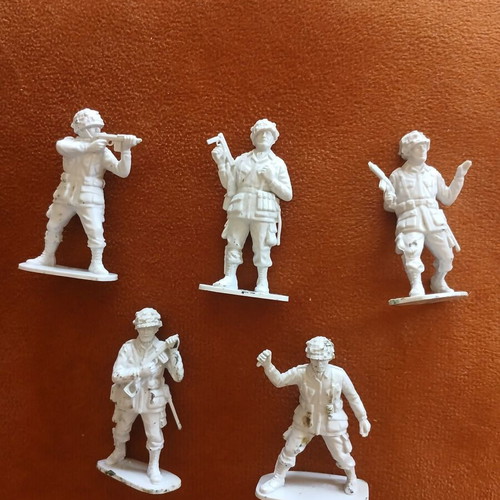 Airfix military figures set of 5 used