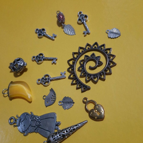 Metal hanging charms for gouria craft