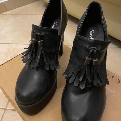 Women's high heel shoes black like new, size 39