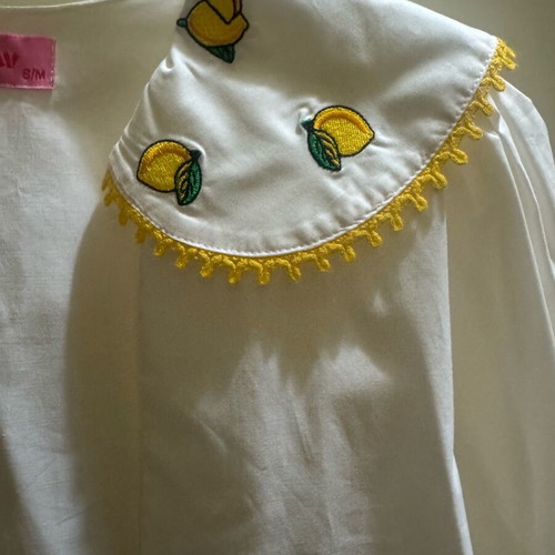 Karavan shirt white like new with collar motif