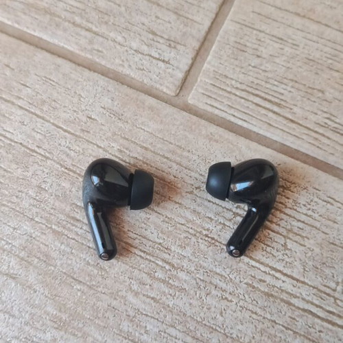 Redmi Buds 6 Lite earbuds used with scratches