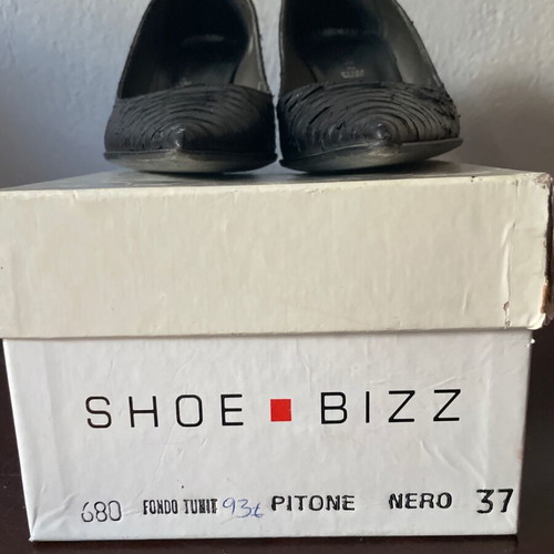 Shoe Bizz leather pumps, slightly worn inside