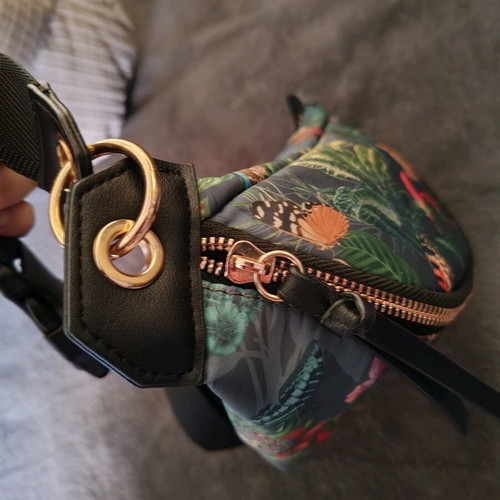 Medicine waist and shoulder banana bag like new, multicolor green