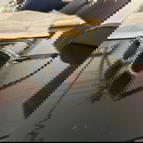 Γυαλιά ηλίου Prada σε πολύ καλή κατάσταση με θήκη και μαντηλάκι