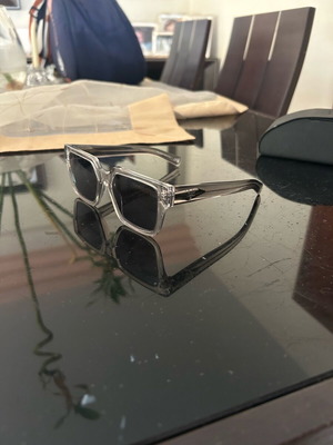 Γυαλιά ηλίου Prada σε πολύ καλή κατάσταση με θήκη και μαντηλάκι