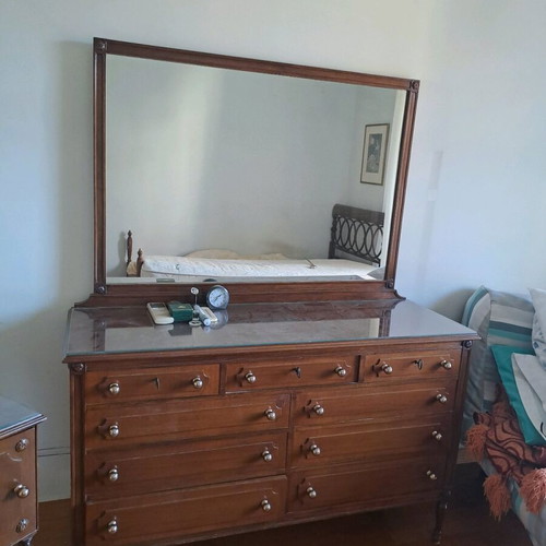 Varagkis bedroom set like new with dresser and 2 nightstands
