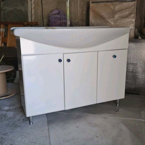 Bathroom cabinet like new with two cabinets and laundry basket 1x32x80