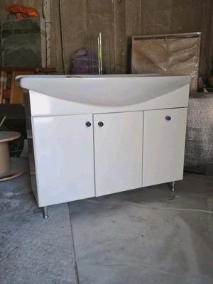 Bathroom cabinet like new with two cabinets and laundry basket 1x32x80