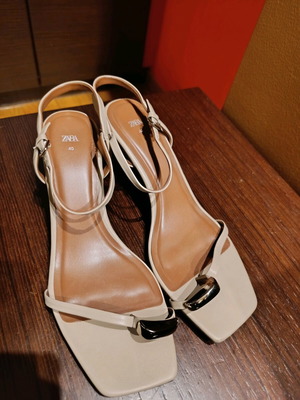 Zara leather sandal like new, size 40, beige gold