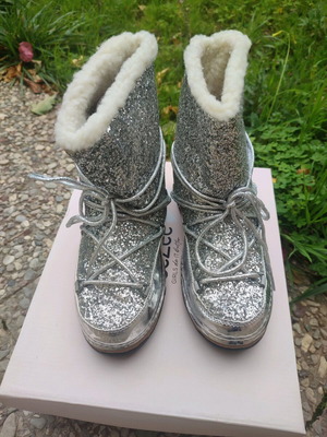 Deezee snow boots silver with glitter and fur like new, size 38