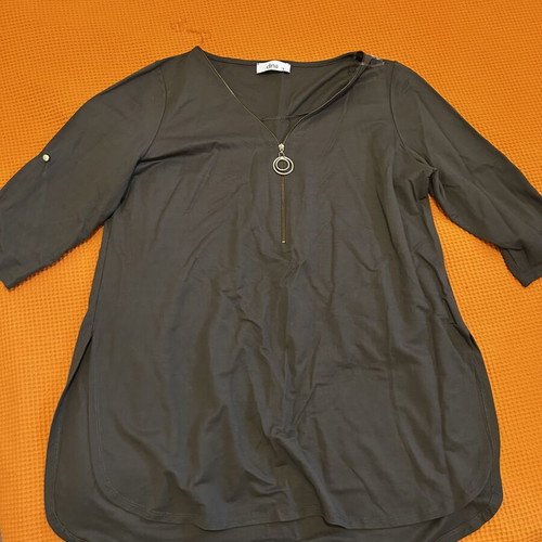 Dina blouse like new