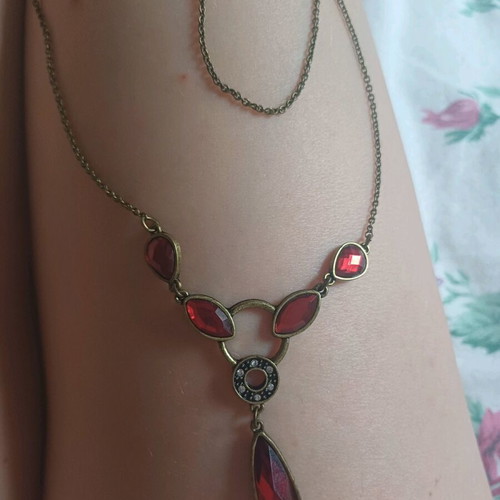 Vintage necklace new with red stones