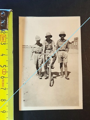 Vintage ασπρόμαυρη φωτογραφία Βρετανών στρατιωτών με ποδήλατο στο Σουδάν, 6x8,5 εκ.