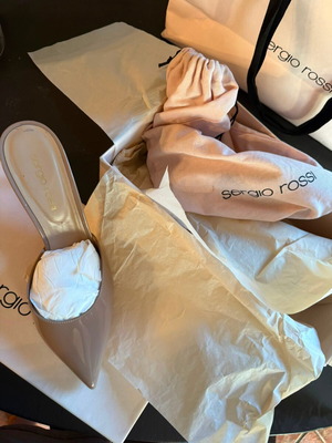 Sergio Rossi 37 high heel shoes like new, beige