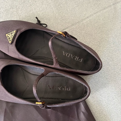 Prada satin ballerinas like new, black