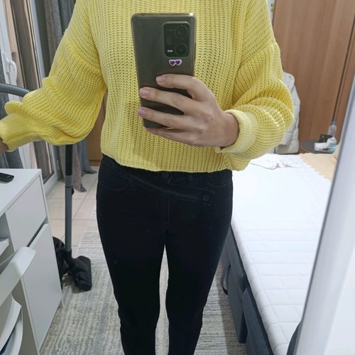 Knitted yellow sweater new, one size