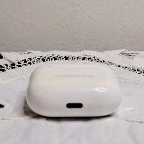 Riversong wireless earbuds case used