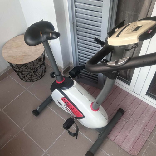Static exercise bike with adjustable resistance and electronic display