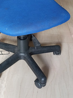Children's blue office chair with wheels