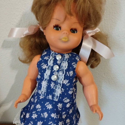 Vintage French doll used, in good condition with one eye sticking