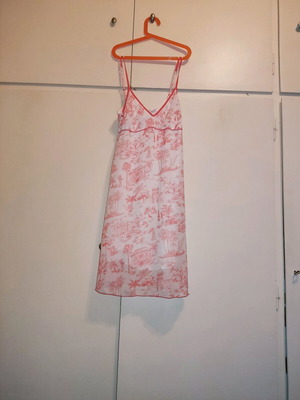 Women's nightgown like new, white with patterns, size M