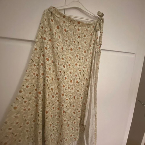 Floral wrap skirt like new, lightweight fabric