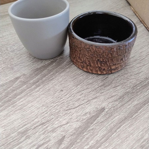 Ceramic flowerpots set of 2 like new, small size