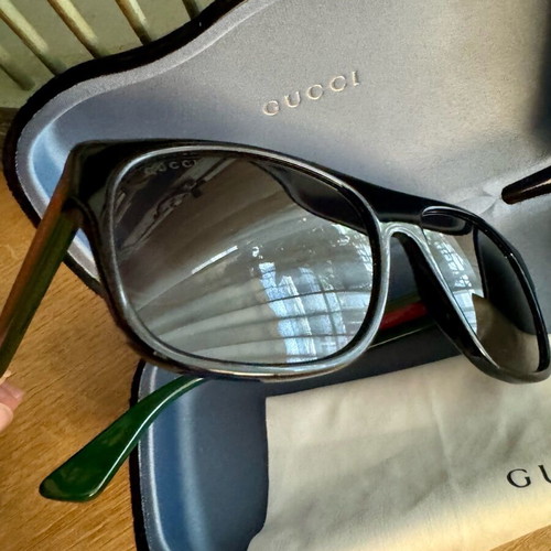 Gucci sunglasses like new, unisex classic design