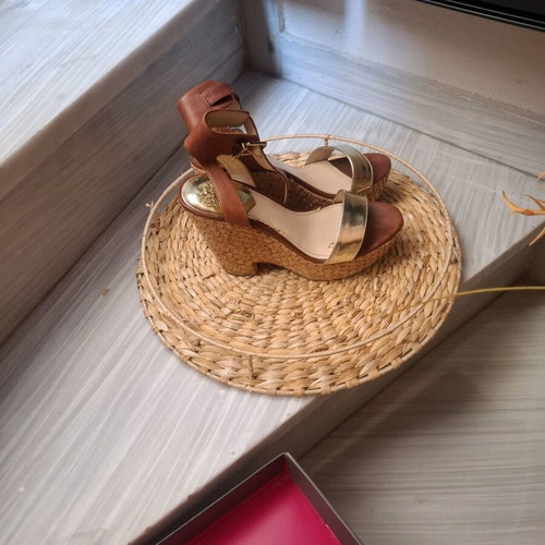 Vince Camuto platforms like new, brown with gold, cork heel 10 cm