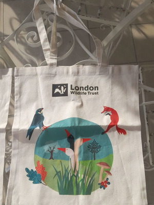 Υφασμάτινες τσάντες ώμου London Wildlife Trust καινούργιες, σετ δύο, λευκές με σχέδια