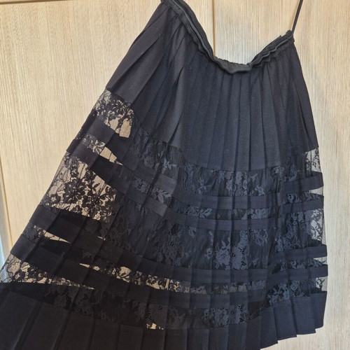 Elie Tahari black floral lace pleated skirt like new size 8