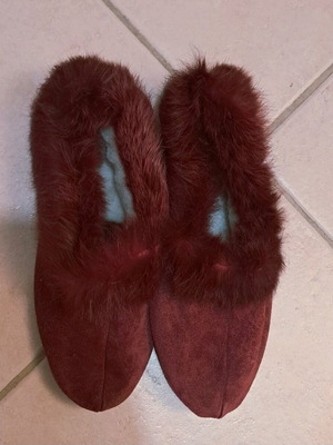 Home slippers like new, real fur and suede, size 40, burgundy