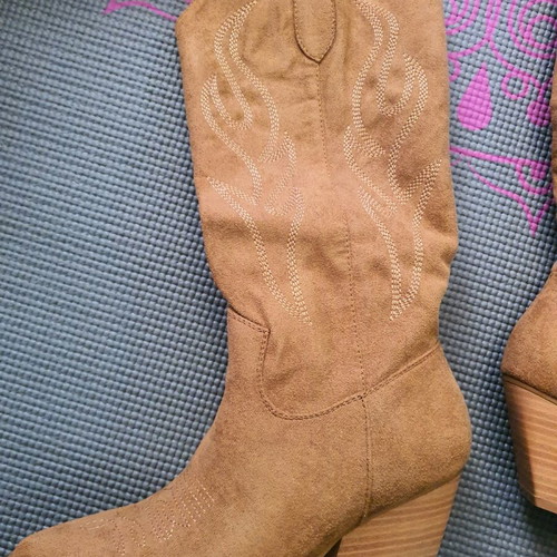 Western style boots new, size 36, beige suede with embroidery